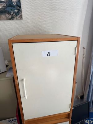 un réfrigérateur blanc posé dans une pièce près d'une fenêtre