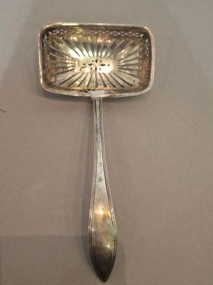 Cuillère saupoudreuse en argent (800)