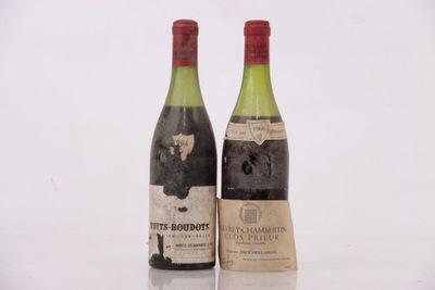 deux bouteilles de vin posées l'une à côté de l'autre sur une table