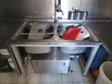 un évier situé au milieu d'une cuisine