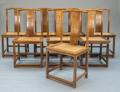 ensemble composé de six chaises chinoises anciennes et d'une table d'appoint