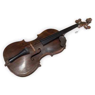 un vieux violon sur fond blanc avec un fond blanc