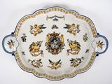 un grand plat orné d'un motif représentant des lions