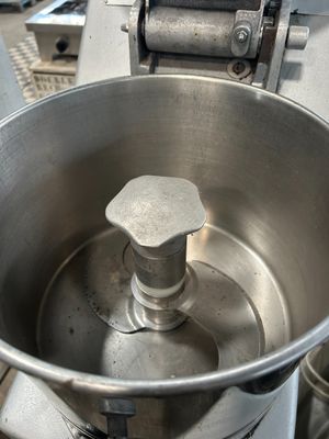 une photo d'un mixeur dans une cuisine, avec un saladier en métal