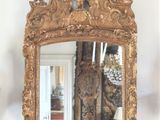 un miroir accroché au mur à côté d'une lampe