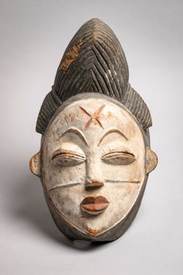 51. Masque Mukuyi, en bois tendre au visage blanchi de kaoli…