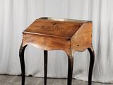 un petit bureau en bois surmonté d'un tiroir