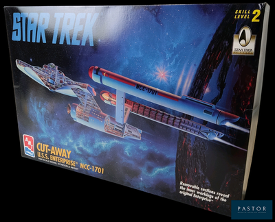 une boîte contenant une maquette d'un vaisseau de Star Trek