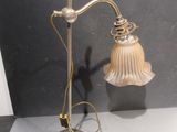 une lampe posée sur une table près d'un mur