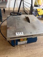 Une carrelette électrique sur table.