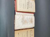 trois livres empilés sur une table