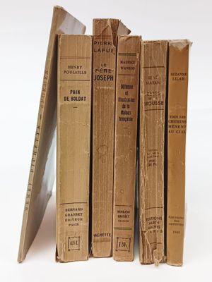 plusieurs vieux livres sont empilés sur une surface blanche