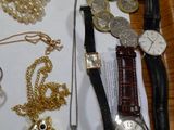un plateau en bois sur lequel sont disposés plusieurs bijoux