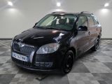 la photo d'une voiture noire garée dans un garage
