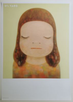 portrait d'une jeune fille aux yeux fermés, vêtue d'une robe jaune