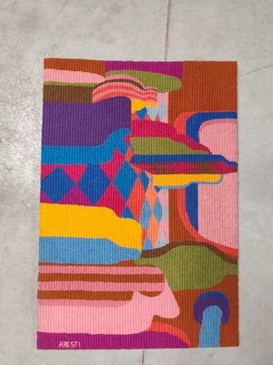 une photo d'un tapis coloré sur lequel figure le visage d'une femme