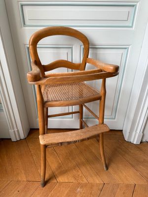 une chaise en bois posée sur un parquet