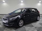 La voiture noire est garée sur un sol en dalles à damier.