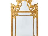 un miroir doré richement décoré sur fond blanc