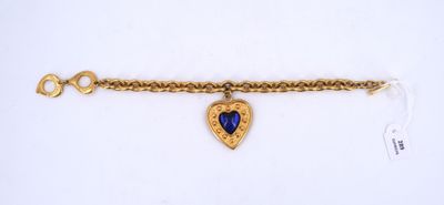 un gros plan sur un bracelet orné d'un cœur