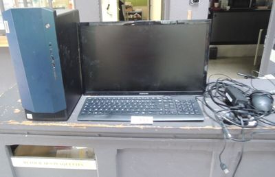 un ordinateur portable posé sur un bureau à côté d'un moniteur