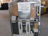 une cage métallique sur laquelle est accrochée une pancarte, dans un entrepôt