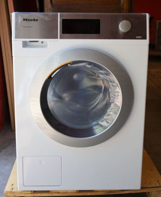 une machine à laver posée sur une palette