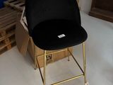 une chaise noire qui se trouve dans une pièce