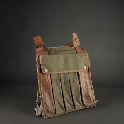an image of a bag that has a bunch of knives in it