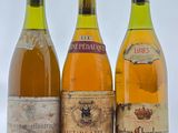 trois bouteilles de vin posées l'une à côté de l'autre sur une table