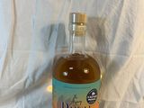 une bouteille d'alcool posée sur une table, avec une étiquette de prix devant