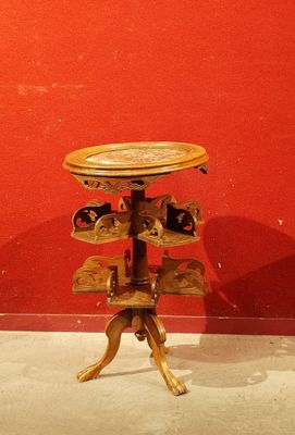 une petite table sur laquelle sont posés des skateboards, devant un mur rouge