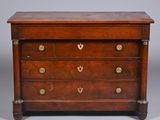 une commode ancienne en acajou avec des poignées en laiton