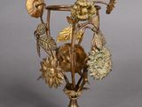 un vase en or orné de fleurs et de feuilles