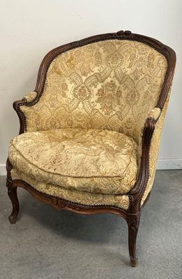 paire de fauteuils de style Louis XV en bois sculpté et rembourrés