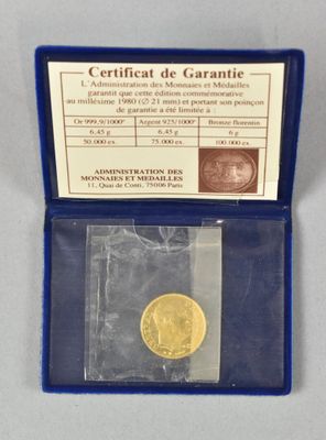 un gros plan d'une pièce d'or dans un écrin bleu