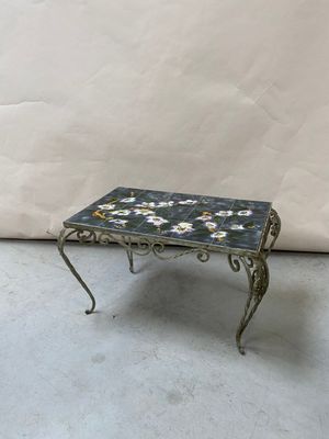 une petite table ornée d'un motif floral