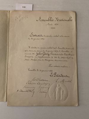 un vieux document sur lequel figure la photo d'un homme et d'une femme