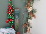 un petit sapin de Noël décoré, dans un coin de la pièce