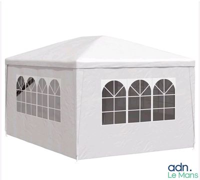 une tente blanche avec des fenêtres, et d'autres fenêtres au-dessus