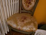 une chaise placée à côté d'un radiateur dans une pièce