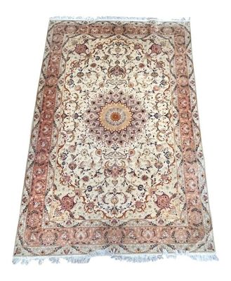 un tapis beige et rouge orné d'un motif en médaillon