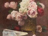tableau représentant un vase de roses et un éventail posés sur une table