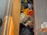 une armoire en bois contenant tout un tas d'objets