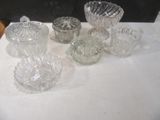 un grand nombre d'objets en verre posés sur une table