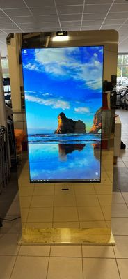 un grand écran au milieu d'un magasin