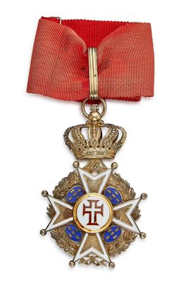 Gros plan sur une médaille entourée d'un ruban