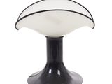 une image représentant une lampe en noir et blanc sur fond blanc