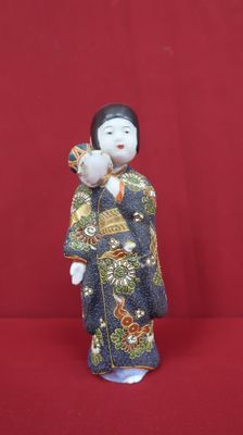 une figurine représentant une femme en kimono
