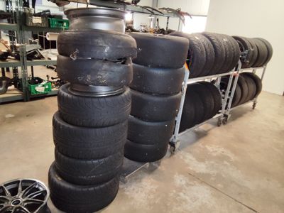 des pneus empilés les uns sur les autres dans un garage